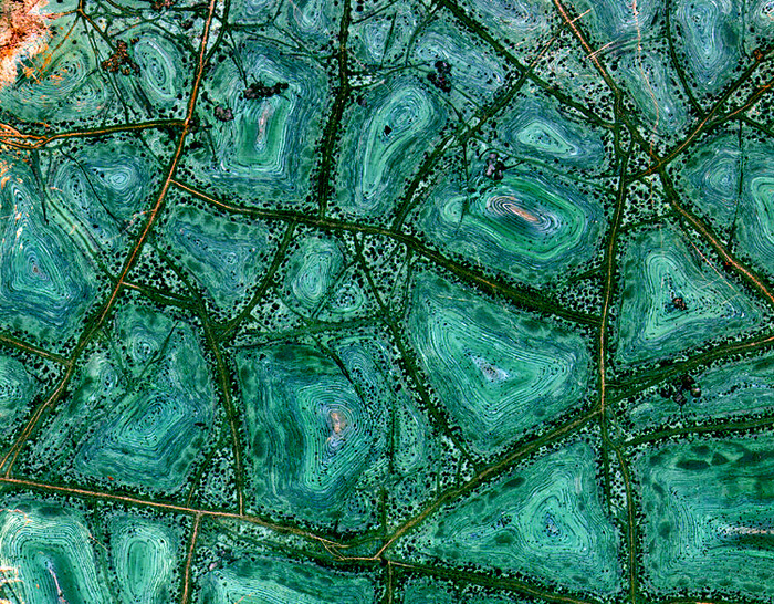 Ячеисто-зональный (дактилоскопический) тингуаит. Поачвумчорр, Хибины. Фото из Каталога поделочных и облицовочных камней Кольского полуострова