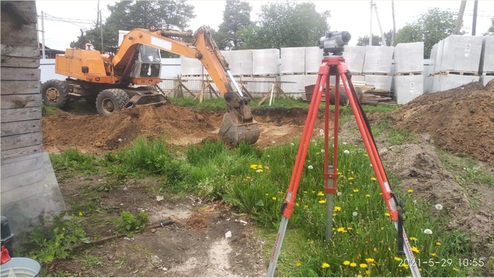 даже не на глаз. Зеленого уровня у меня нет, пришлось нивелиром воспользоваться.