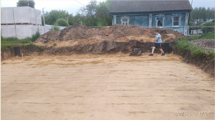 старшему на тот момент 10 лет. мне немного стыдно что он тут работает, но что есть, то есть.