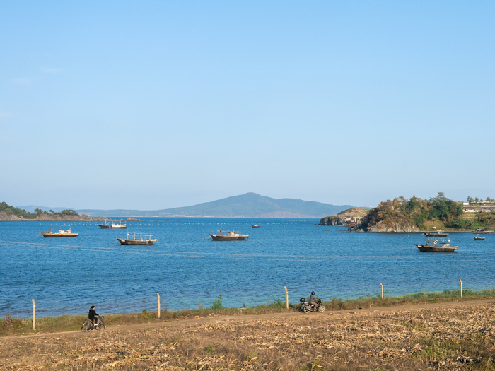 Огороженный пляж под напряжением (видел конкретный знак)