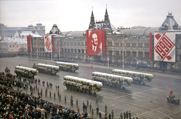 ПГРК «Тополь» на Красной площади последнем параде в истории СССР — 7 ноября 1990 года