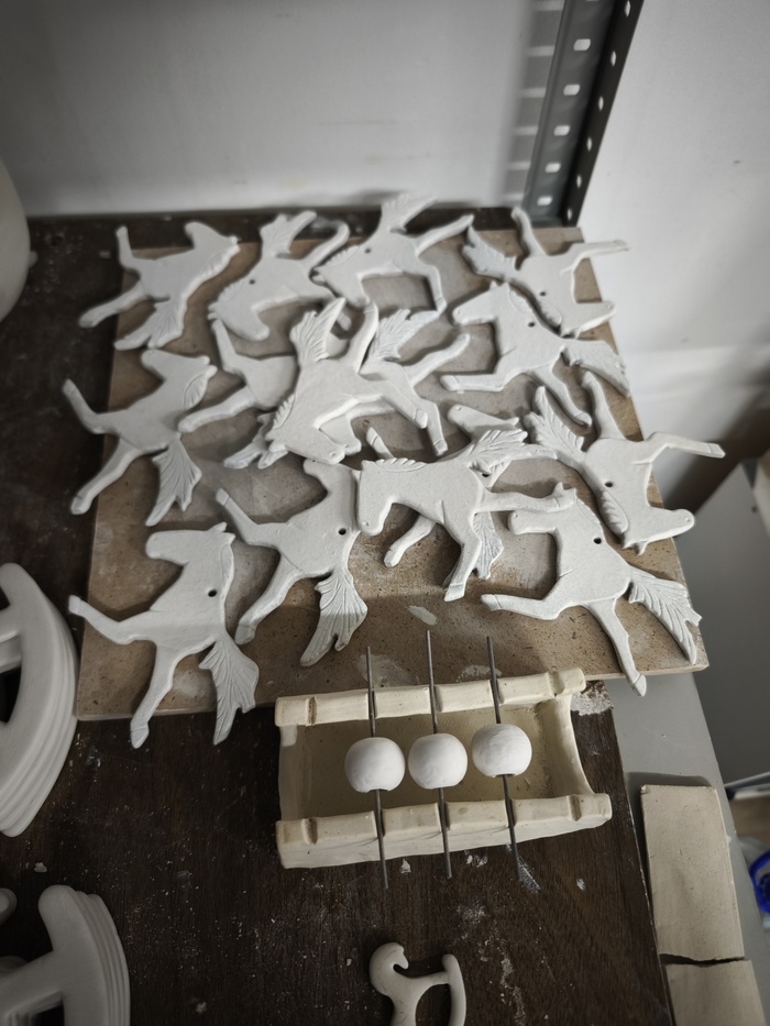 Лошадочки готовы к обжигу, да-да, будет именно обжиг, а не запекание, это ж не полимерка какая-нибудь! Керамика обжигается в муфельной печи при температуре свыше 1200°c