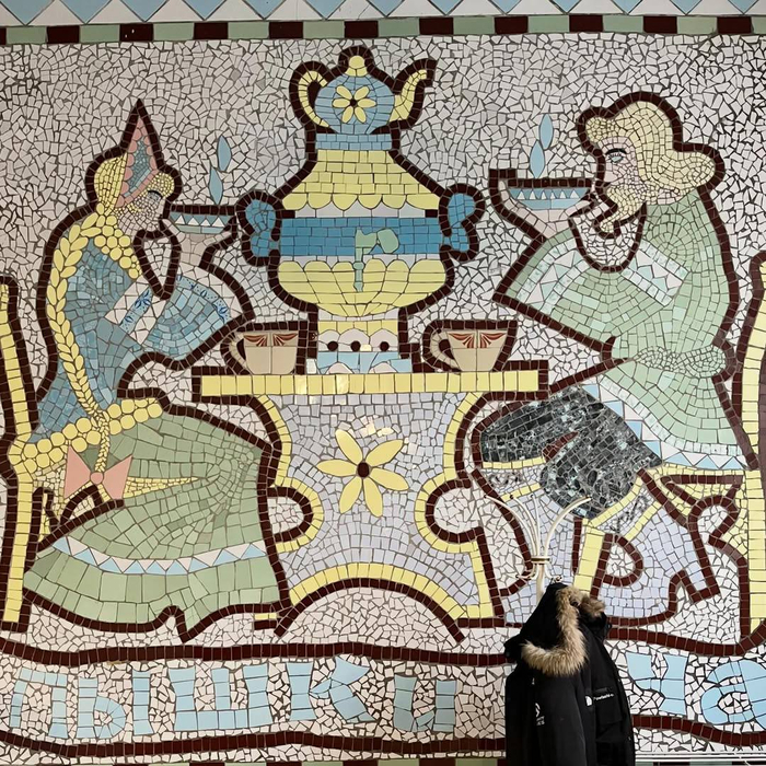 Мозаичное панно «Пышки к чаю» 1960-х годов в Новосибирске