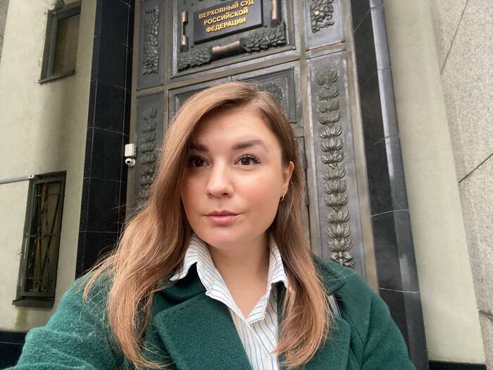 Маргарита Булатова перед зданием Верховного суда