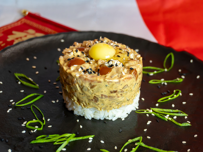 Стильный Тар-тар с васаби, подкопчёным лососем, ворчестерширским соусом с домашним майонезом. Идеальное сочетание продуктов и вкусов.