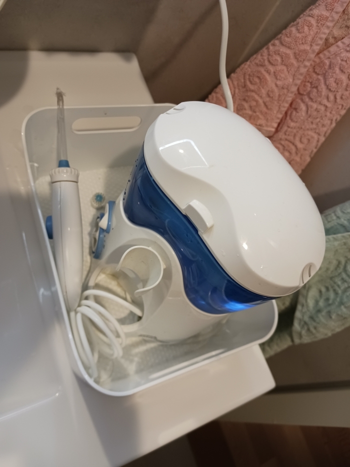 Сверху в емкость наливаю тёплую воду.Насадки есть разные.