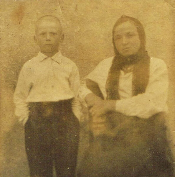 Солохин с матерью, 1940-е годы