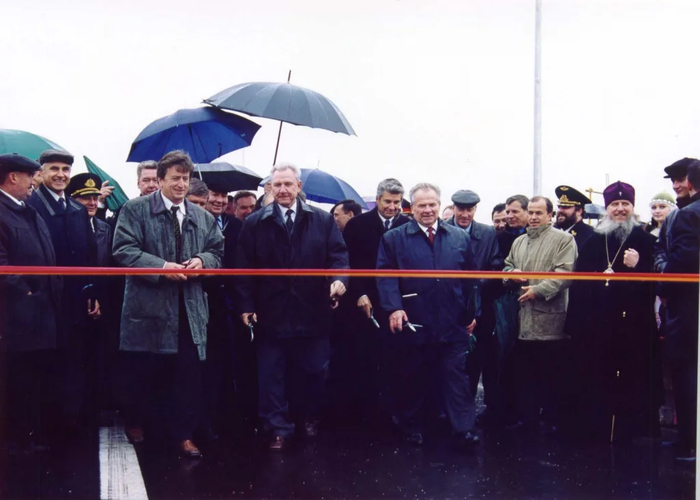 Открытие моста через р. Обь в районе г. Сургут. На фото: первый губернатор ХМАО Александр Васильевич Филипенко (в центре); генеральный директор АО "Мостострой-11" Валентин Фёдорович Солохин (справа)