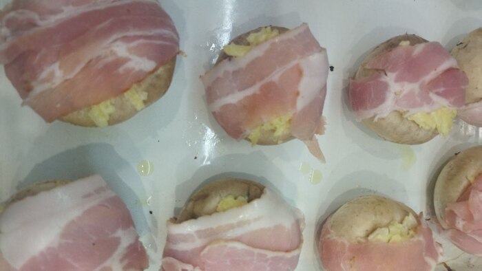 Шампиньоны в беконе на гриле