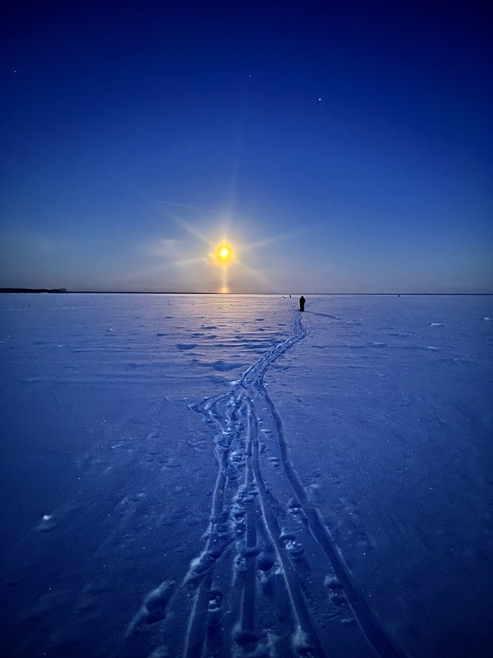 Световые столбы от луны, рыбинское водохранилище
