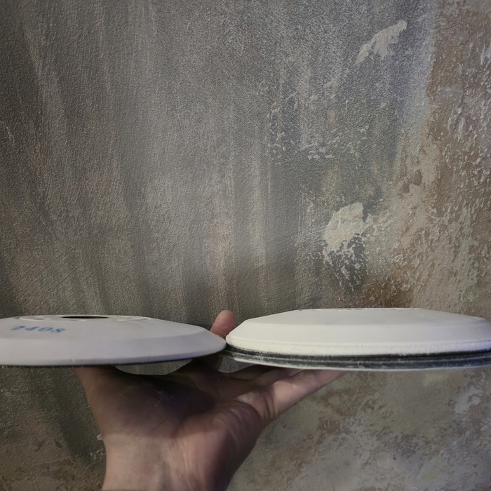 Шлифовальные тарелки для Bosch GTR 550. Слева родная из комплекта, справа заказанная в маркетплейсе