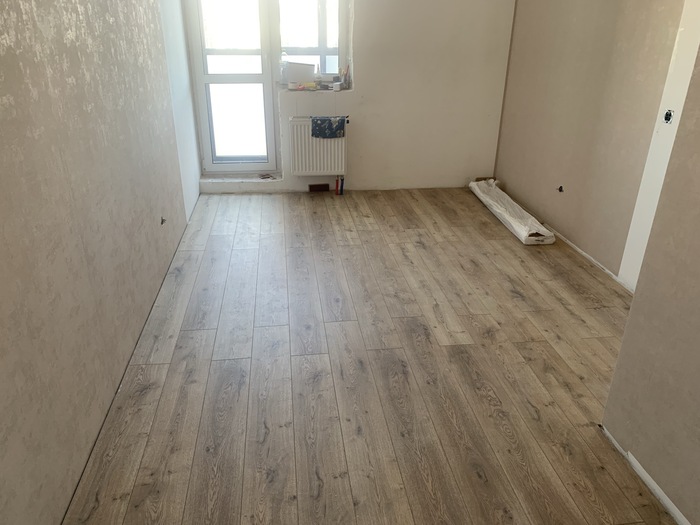 Сейчас выглядит так (обои частично сняты, будут другие)