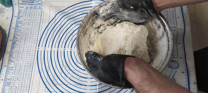 Вымешиваю тесто. Сначала в миске