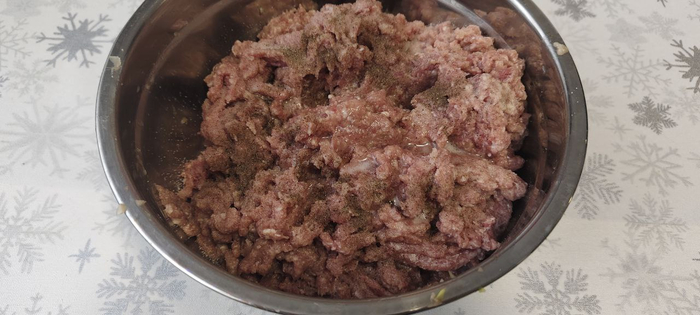 В фарш добавляю соль, перец и минеральную воду. Вымешиваю фарш