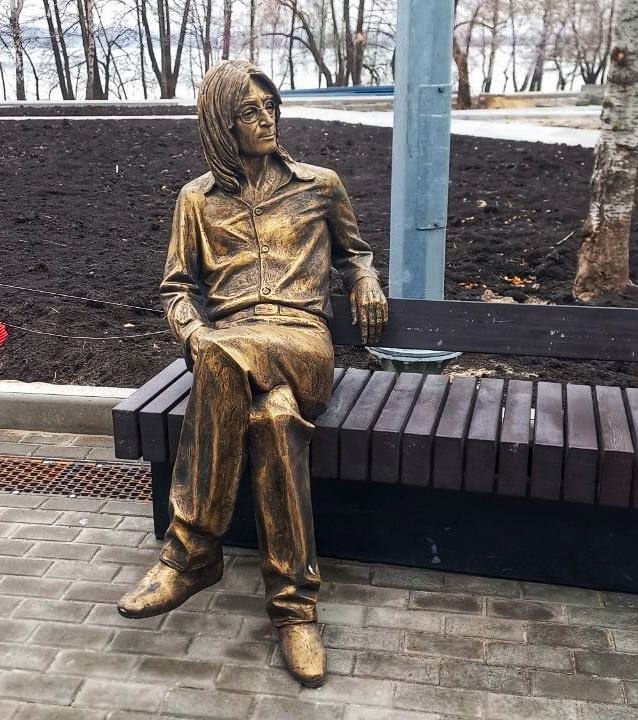 Пока в воронежских пабликах усиленно обжевывают тему " ставить ли памятник Хою", люди спокойно ставят памятник Леннону.