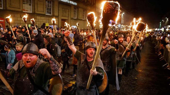 ��������, ���������. "South Mainland Up Helly Aa" -- ���� �� ���������� �������� ����������, ���������� ������ ����. ����������: Murdo MacLeod.
