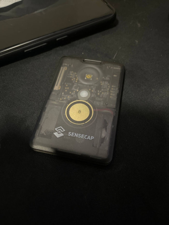 SenseCAP Meshtastic (T1000-E) � ���������� LoRa-���� ��� mesh-���� Meshtastic, ���������� ��� ��������� � ������� �����.