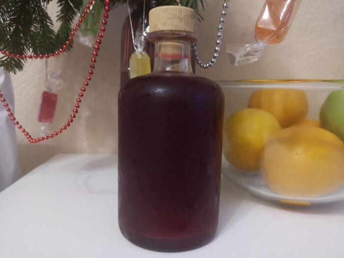 Еще осталось бутылочка новогодней настойки. Вот вам с новогодними украшательствами.