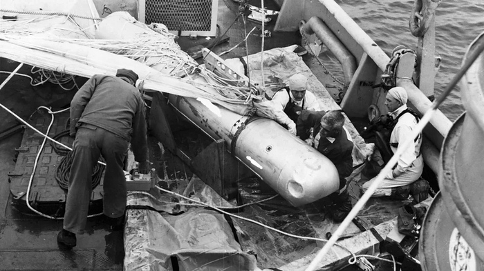 Подъём термоядерной бомбы B28, которая случайно упала с бомбардировщика B-52G в 1966 году и потерялась