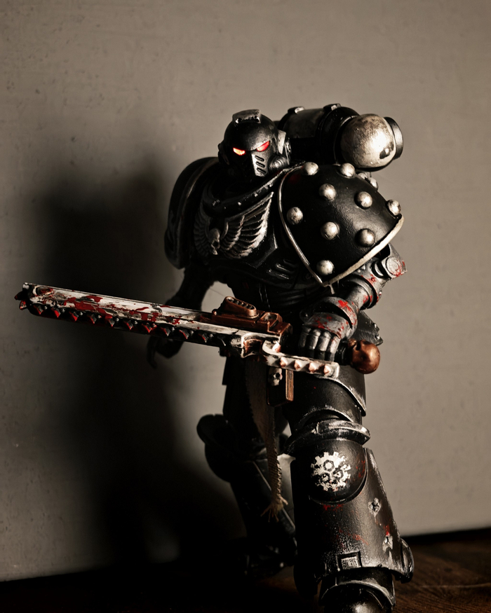 Знак клановой роты Раукаан - на левом наколеннике, куда переехала с правого наплечника. Насколько соответствует кодексу - вопрос. Но тот же Фейрос на наколеннике вполне себе имеет обозначение клановой роты.