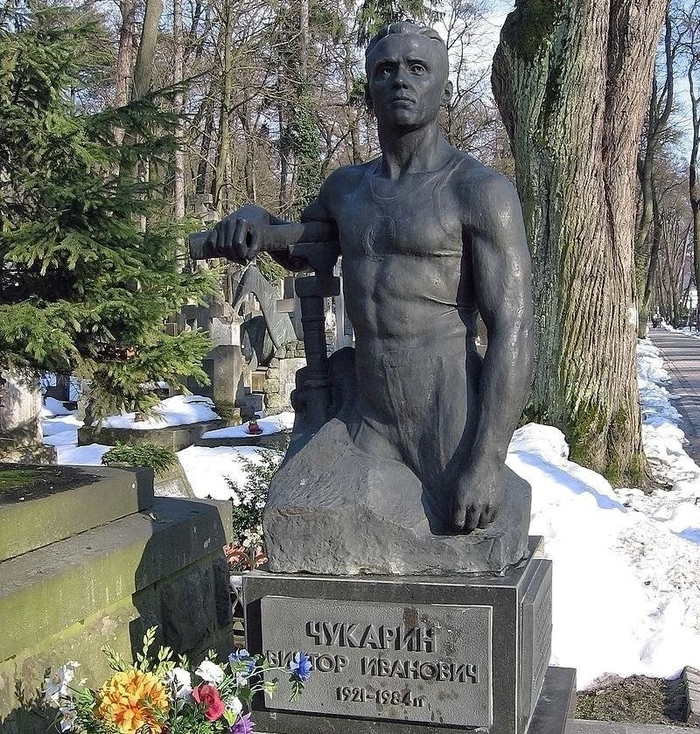 Памятник на могиле Виктора Чукарина