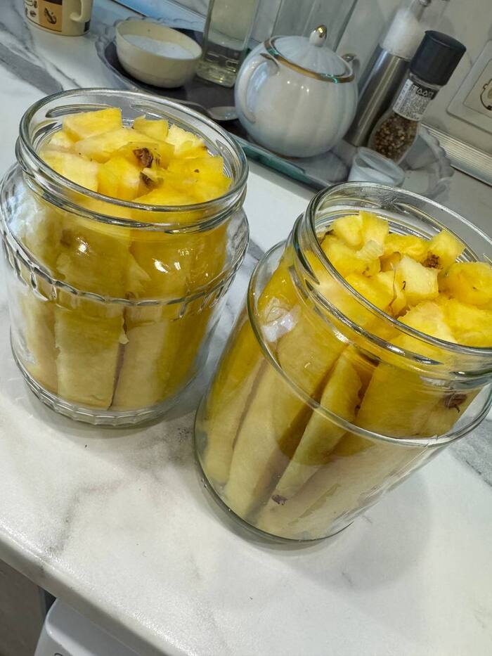 Усё порезал и запхал) Один ананас на две банки по 750 мл