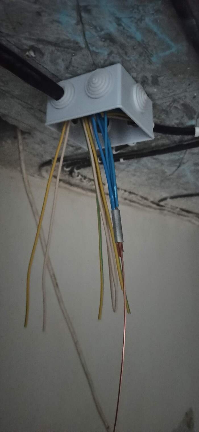 Здесь для примера коробка с 4 кабелями и гильзы ГМЛ 10-5, добивается жилой х2,5.