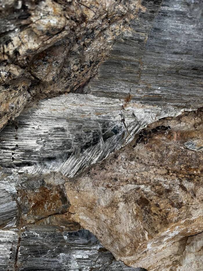 Месторождение слюды (мусковиты) закрыто из-за многочисленных жил граната-альмандина. На фото слева видно ровную жилу и вкрапления