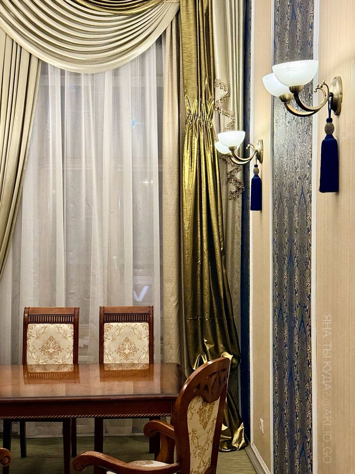 Кабинет администратора, за стенкой - директора.