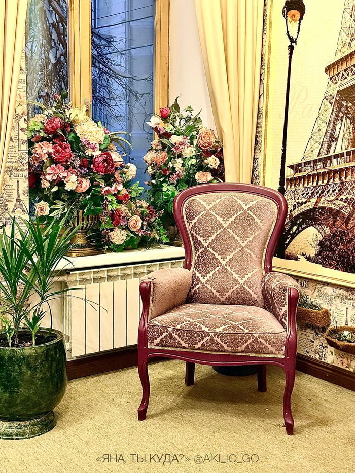 "Французская гостиная", ранее - комната отдыха и настольных игр Иконникова. Балкон с лестницей в сад был у этого окна, во времена НКВД перенесли и сделали отдельный слева.