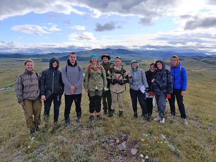 А.П. Любарова (четвертая слева) со студентами – будущими геологами, на месте проведения полевых работ.