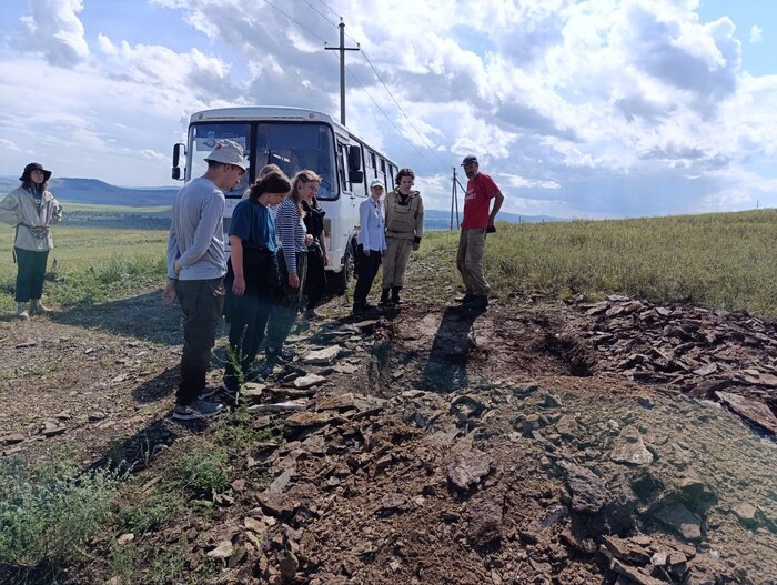 С.М. Снигиревский (справа) со студентами на местонахождении ископаемых растений.