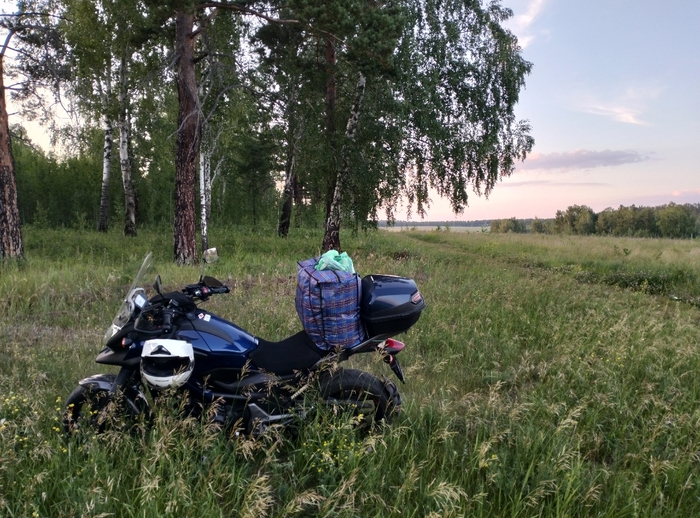 Нашёл хорошее тихое место вдали от трассы. Красиво тут