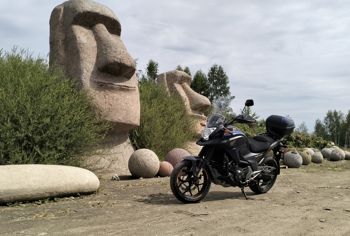 Истуканы Моаи на острове Пасхи))