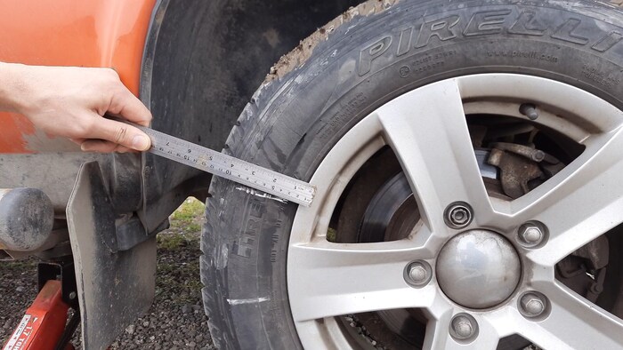 Люфты в трансмиссии. Отмечен угол проворота вывешенного колеса при выборке люфта.