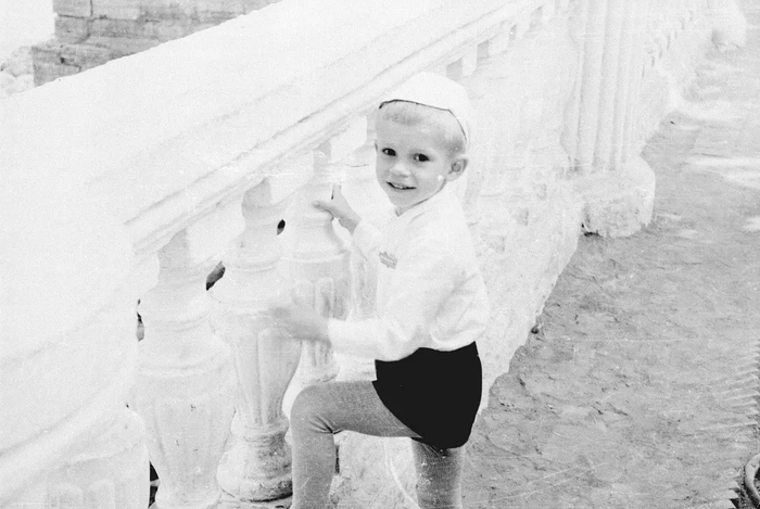 Это я, снятый на этот фотоаппарат в 1878 году, в Ленинграде. Папа пленку проявил, но так и не напечатал, печатал потом я в 1981 году, когда нашел ее в папином секретере.