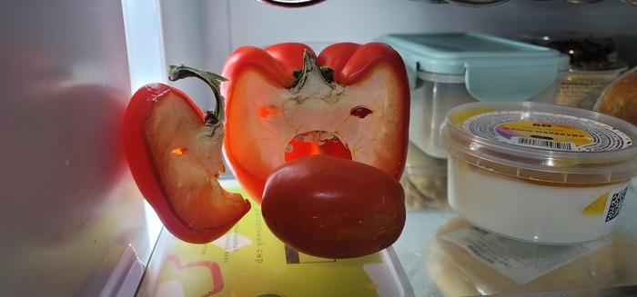 - Он будет вкусный, сожри его! - (более высоким голоском) Дааа, только не нас, хозяин!