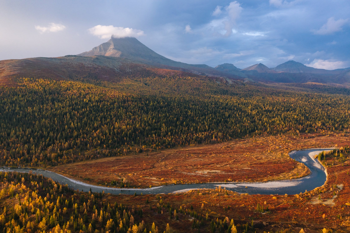 Фото: Белавин Андрей<a href="https://pikabu.ru/story/pripolyarnyiy_ural_osenyu_13619227?u=https%3A%2F%2Frtraveler.ru%2Fphoto%2F1480813%2F%3Feditorial_photos%3D1&t=%D0%BE%D1%82%D1%81%D1%8E%D0%B4%D0%B0&h=89e069977ab177ef7e3ed8164eb91ba70234622b" title="https://rtraveler.ru/photo/1480813/?editorial_photos=1" target="_blank" rel="nofollow noopener"> отсюда</a>