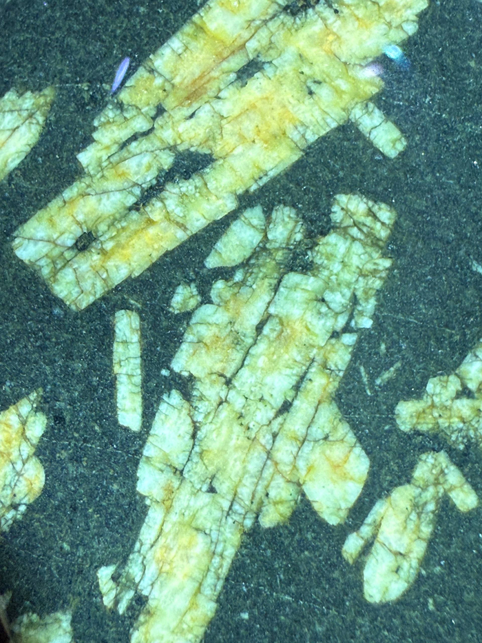 Базальт с включениями кальцита