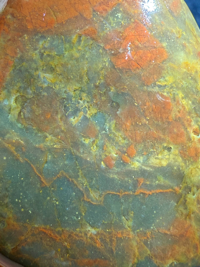 Окрашенный железом яшмоид