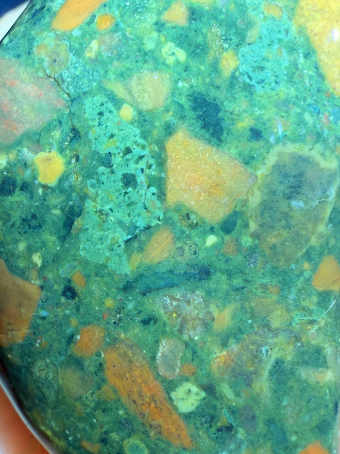 Разноцветная осадочная брекчия.