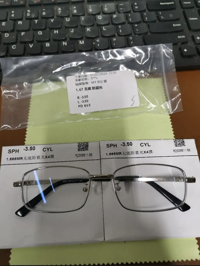 Было несколько фото, даже с просвечиванием фонариком с синим светом