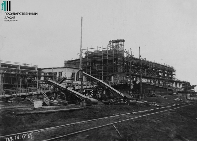 Стройка в 1937 г. — незадолго до того, как встать на паузу