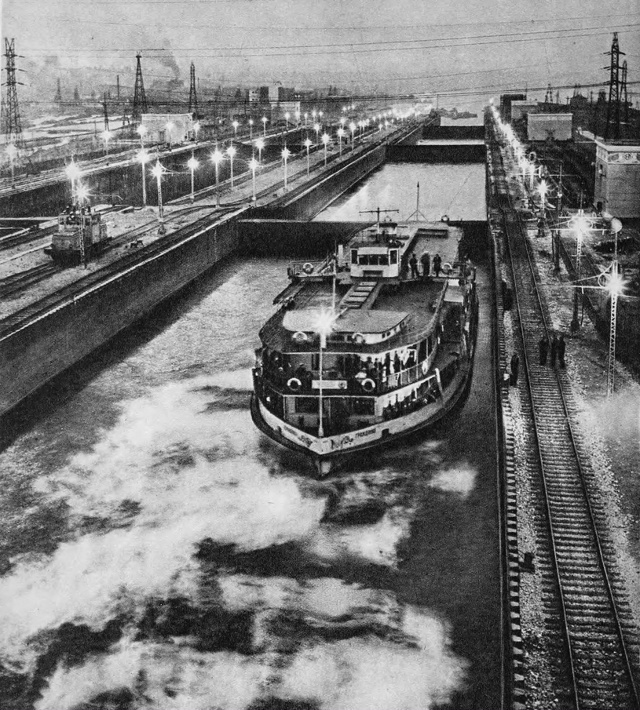 Шлюзование на КамГЭС. <a href="https://pikabu.ru/story/burlaki_na_kame_13621575?u=https%3A%2F%2Fvk.com%2Faway.php%3Fto%3Dhttps%253A%252F%252Fpastvu.com%252Fp%252F1337608%26cc_key%3D&t=%D0%A4%D0%BE%D1%82%D0%BE%20%D0%90.%20%D0%93%D0%BE%D1%81%D1%82%D0%B5%D0%B2%D0%B0%2C%201957%20%D0%B3.&h=a75cd3edd478fde35e140123a147895d21b4d7ff" title="https://vk.com/away.php?to=https%3A%2F%2Fpastvu.com%2Fp%2F1337608&cc_key=" target="_blank" rel="nofollow noopener">Фото А. Гостева, 1957 г.</a>