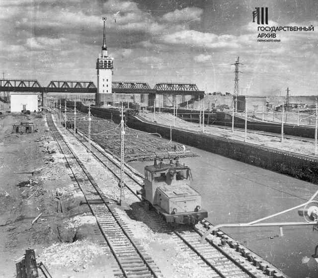 Одна из первых проводок плота «Бурлаком», 29 мая 1955 г. <a href="https://pikabu.ru/story/burlaki_na_kame_13621575?u=https%3A%2F%2Fvk.com%2Faway.php%3Fto%3Dhttps%253A%252F%252Fpastvu.com%252Fp%252F517575%26cc_key%3D&t=%D0%98%D1%81%D1%82%D0%BE%D1%87%D0%BD%D0%B8%D0%BA&h=a7b3cbc8d5752e6f231b259254c9424a7e5bc76b" title="https://vk.com/away.php?to=https%3A%2F%2Fpastvu.com%2Fp%2F517575&cc_key=" target="_blank" rel="nofollow noopener">Источник</a>