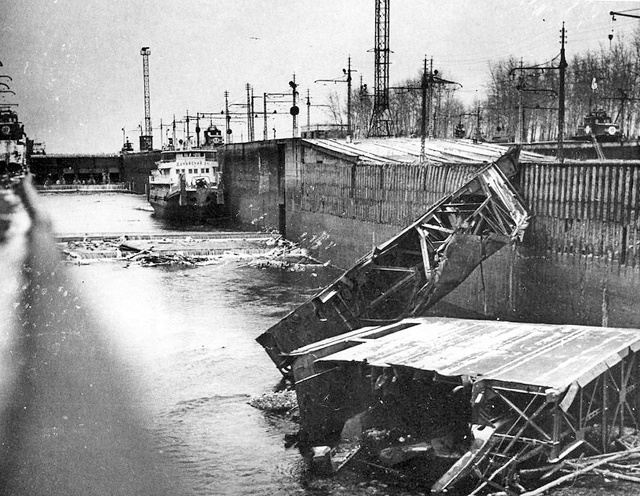 Обломки шлюзовых ворот. На заднем плане «Дунайский-31»