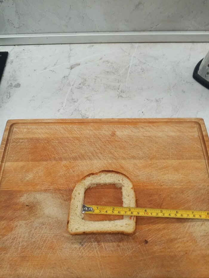 Мякиш можно скушать. Можно скормить голубям. Можно сделать заточку. Вариантов масса!