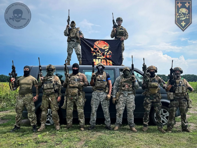 Сначала названное «War Agressive», подразделение «Пиратский легион» входит в состав батальона «Реванш» — украинского формирования, связанного с ультранационалистической православной партией «Порядок и традиция».