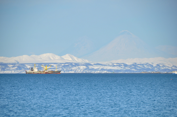 в Заливе танкер красуется на фоне Ключевской сопки