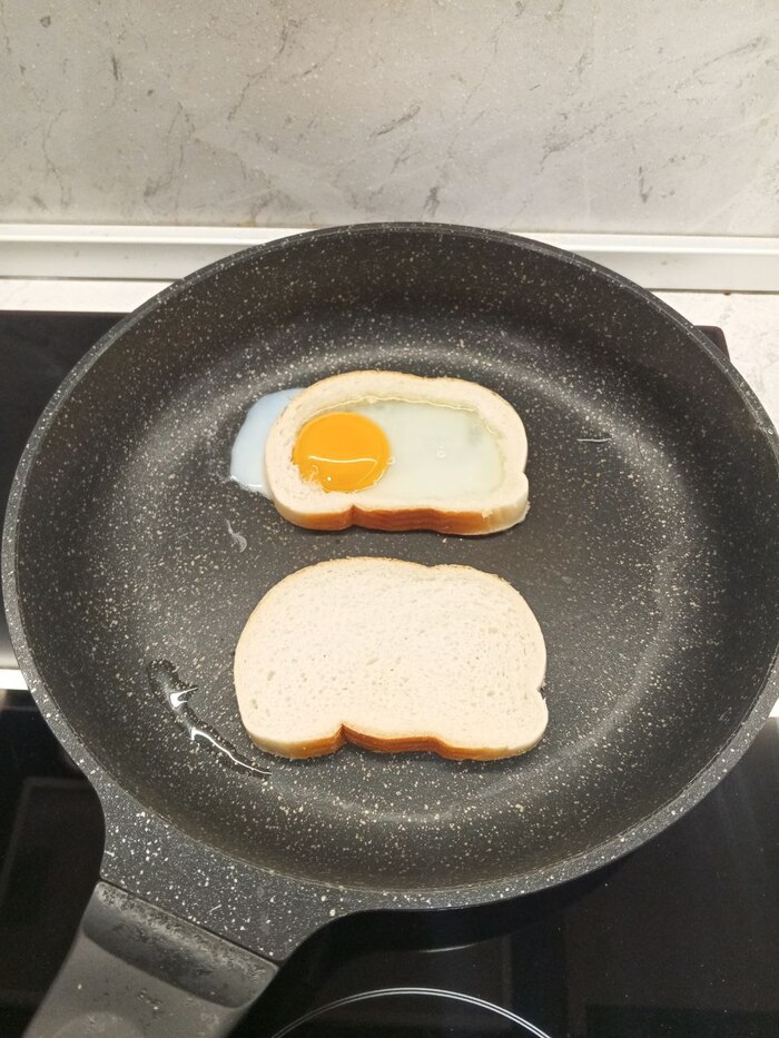 И если у Вас яичко вытекло из под хлебушка, то не корите себя и не расстраивайтесь! Это ничего страшного, со всеми бывает. И со временем всё забудется. Вы-лучшие!)